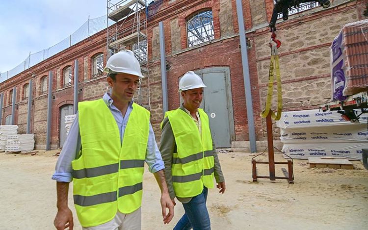 García y Cossi supervisaban en verano las obras en los depósitos de tabaco / FOTO: Eulogio García