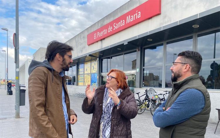 Reunidos a las puertas de la estación portuense / FOTO: IU