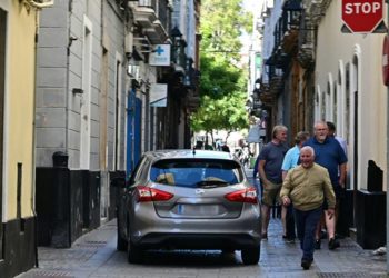 Un coche sorteando peatones por la céntrica calle / FOTO: Eulogio García