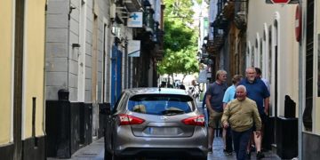 Un coche sorteando peatones por la céntrica calle / FOTO: Eulogio García