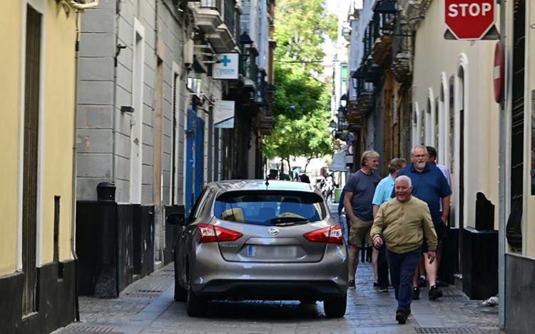 Un coche sorteando peatones por la céntrica calle / FOTO: Eulogio García