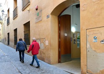 A las puertas de un centro de salud en Cádiz / FOTO: Eulogio García