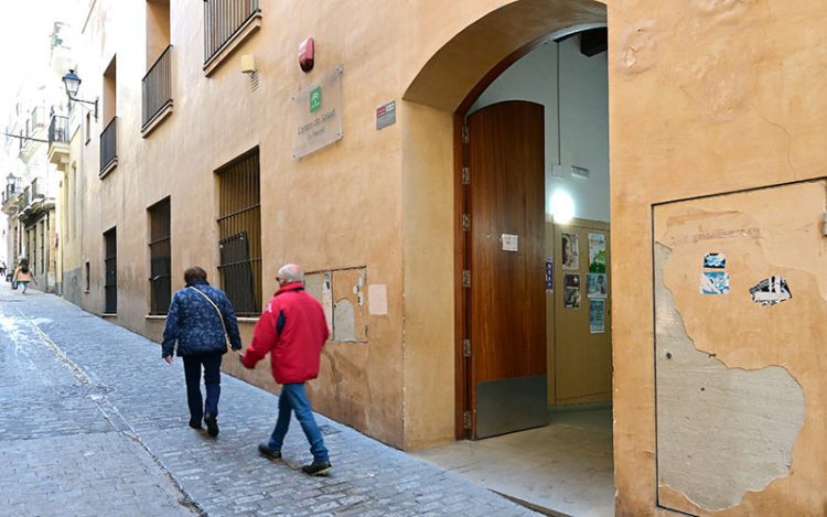 A las puertas de un centro de salud en Cádiz / FOTO: Eulogio García