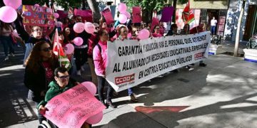 Concentrados en la plaza Mina / FOTO: Eulogio García