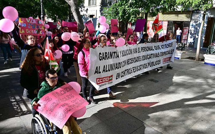 Concentrados en la plaza Mina / FOTO: Eulogio García