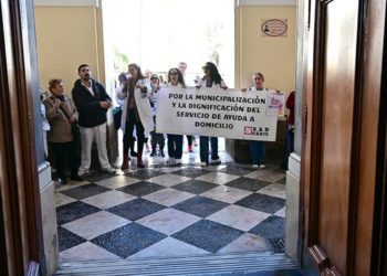 La plantilla concentrada meses atrás a las puertas del Consistorio / FOTO: Eulogio García