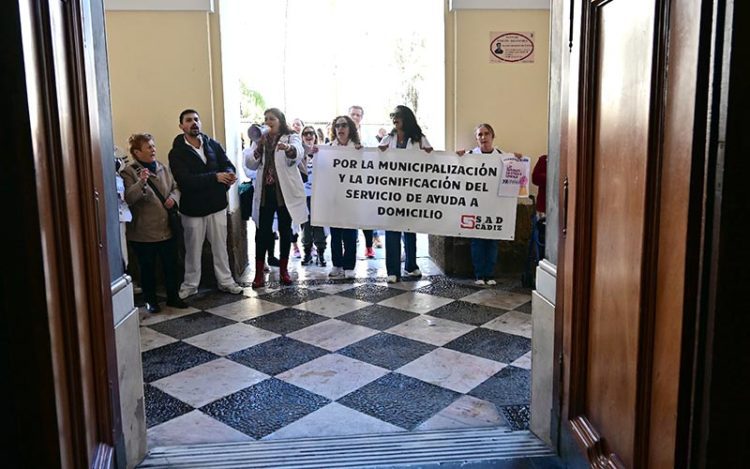 La plantilla concentrada meses atrás a las puertas del Consistorio / FOTO: Eulogio García