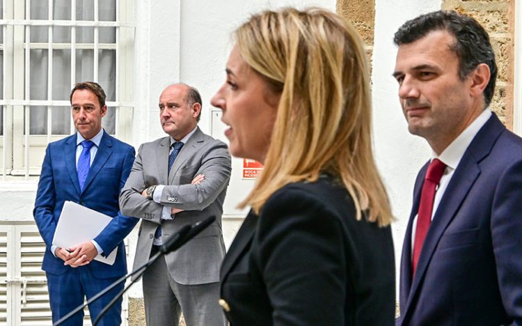 Cossi y Ortiz presentes en el acto de firma del protocolo / FOTO: Eulogio García