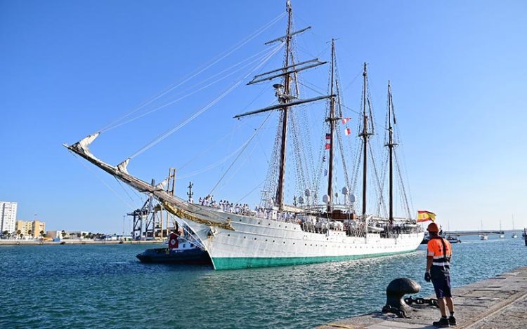 Entrando en el puerto gaditano el pasado julio / FOTO: Eulogio García