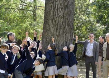 Posado alrededor del imponente ejemplar / FOTO: Ayto.