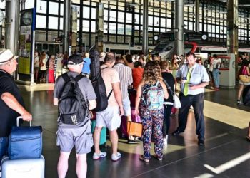 Jornada de alta afluencia en la estación de tren de Cádiz en verano / FOTO: Eulogio García
