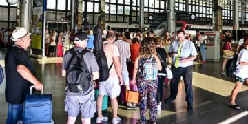 Jornada de alta afluencia en la estación de tren de Cádiz en verano / FOTO: Eulogio García
