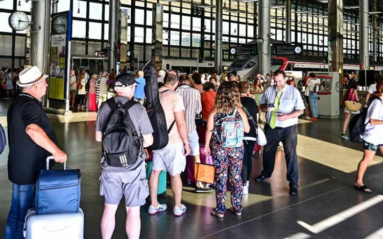 Jornada de alta afluencia en la estación de tren de Cádiz en verano / FOTO: Eulogio García