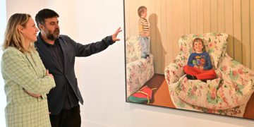 Baena explica una de sus pinturas a la diputada de Cultura / FOTO: Eulogio García