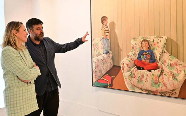 Baena explica una de sus pinturas a la diputada de Cultura / FOTO: Eulogio García