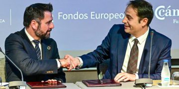 Formalizando la firma del protocolo / FOTO: Eulogio García