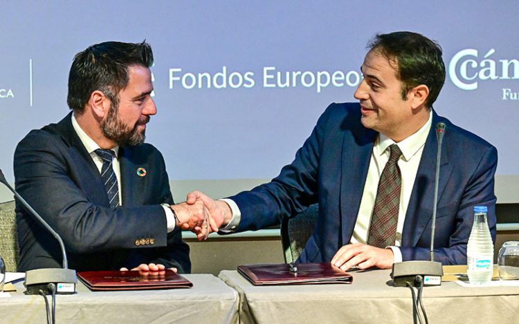 Formalizando la firma del protocolo / FOTO: Eulogio García