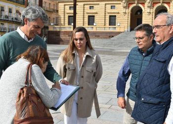 Romero y otros andalucistas recogiendo las primeras firmas de rechazo / FOTO: AxSí