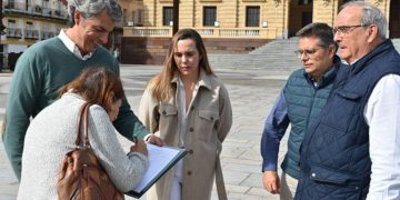 Romero y otros andalucistas recogiendo las primeras firmas de rechazo / FOTO: AxSí