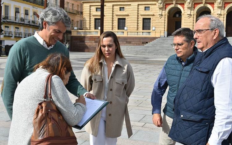 Romero y otros andalucistas recogiendo las primeras firmas de rechazo / FOTO: AxSí