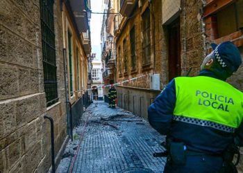 En la mañana del jueves se seguía trabajando en la vivienda afectada / FOTO: Eulogio García