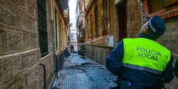 En la mañana del jueves se seguía trabajando en la vivienda afectada / FOTO: Eulogio García