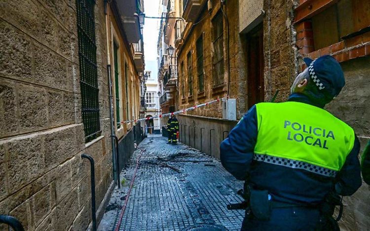 En la mañana del jueves se seguía trabajando en la vivienda afectada / FOTO: Eulogio García