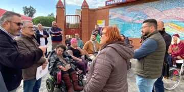 Reunidos a las puertas de las instalaciones / FOTO: IU