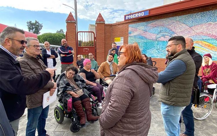 Reunidos a las puertas de las instalaciones / FOTO: IU