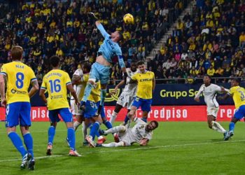 Estirada de Conan, que acabó sustituido con molestias / FOTO: Eulogio García