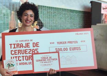 Luisa con su premio-cheque de 500 euros / FOTO: cedida