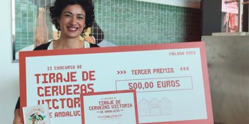 Luisa con su premio-cheque de 500 euros / FOTO: cedida