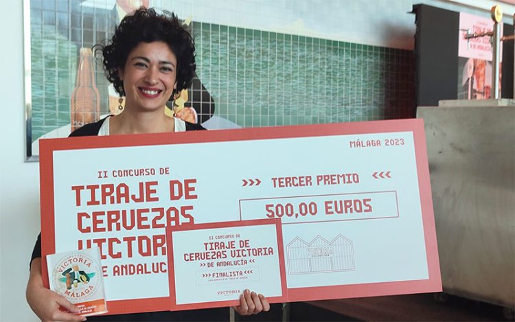 Luisa con su premio-cheque de 500 euros / FOTO: cedida