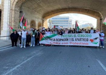 La cabecera de la marcha atravesando las Puertas de Tierra / FOTO: Apdha