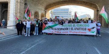 La cabecera de la marcha atravesando las Puertas de Tierra / FOTO: Apdha