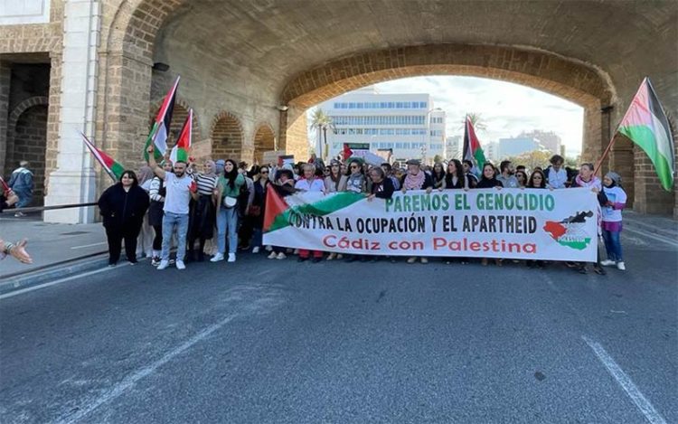 La cabecera de la marcha atravesando las Puertas de Tierra / FOTO: Apdha