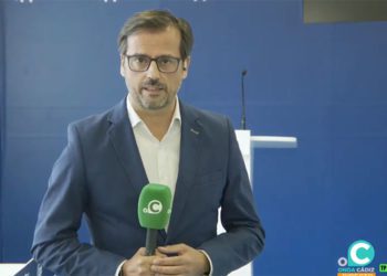 Velasco cubriendo la noche electoral del 28-M en la sede del PP / FOTO: Onda Cádiz