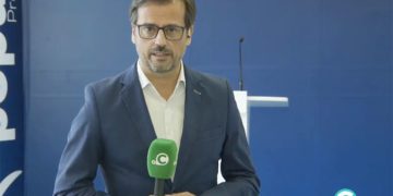 Velasco cubriendo la noche electoral del 28-M en la sede del PP / FOTO: Onda Cádiz