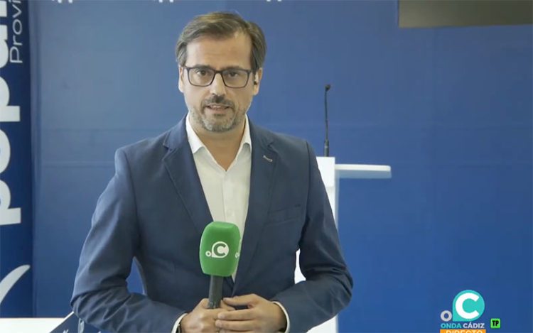 Velasco cubriendo la noche electoral del 28-M en la sede del PP / FOTO: Onda Cádiz