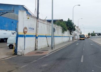 Exterior de la nave que se someterá a obras de mejora / FOTO: Zona Franca