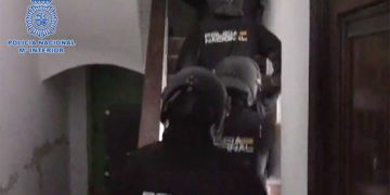 El operativo de registro subiendo por las escaleras del bloque / FOTO: Policía Nacional