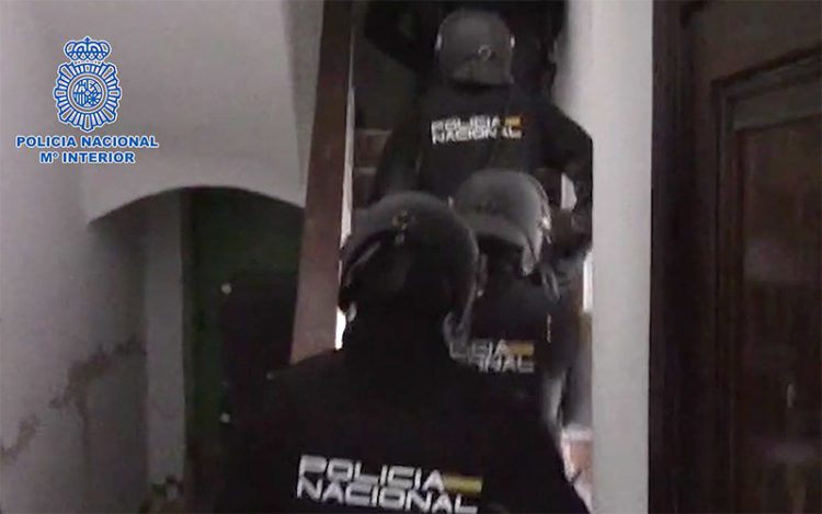 El operativo de registro subiendo por las escaleras del bloque / FOTO: Policía Nacional