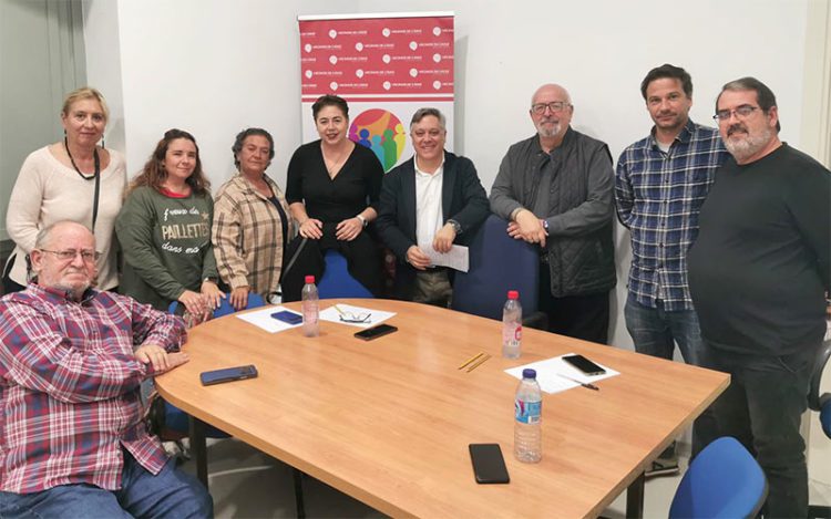 Reunidos en la sede de la federación vecinal / FOTO: PSOE