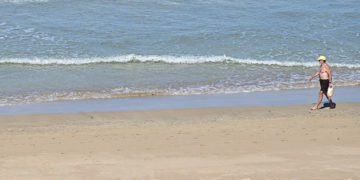 Paseo matutino por las playas de la capital / FOTO: Eulogio García