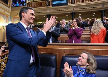 Sánchez aplaude a su bancada tras la votación / FOTO: Pool Moncloa