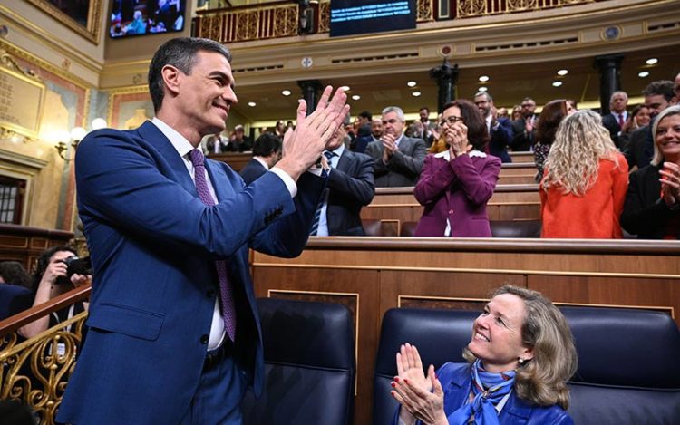 Sánchez aplaude a su bancada tras la votación / FOTO: Pool Moncloa