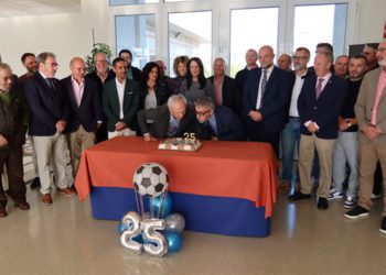 Martínez Massanet y Piniella soplando la simbólica vela / FOTO: UCA