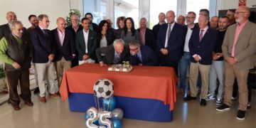 Martínez Massanet y Piniella soplando la simbólica vela / FOTO: UCA