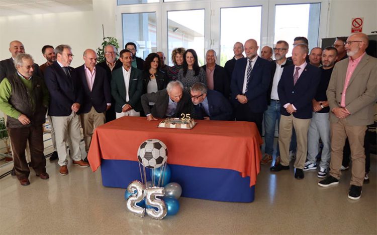 Martínez Massanet y Piniella soplando la simbólica vela / FOTO: UCA