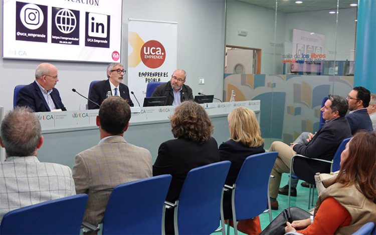 Presentando el programa de actividades / FOTO: UCA